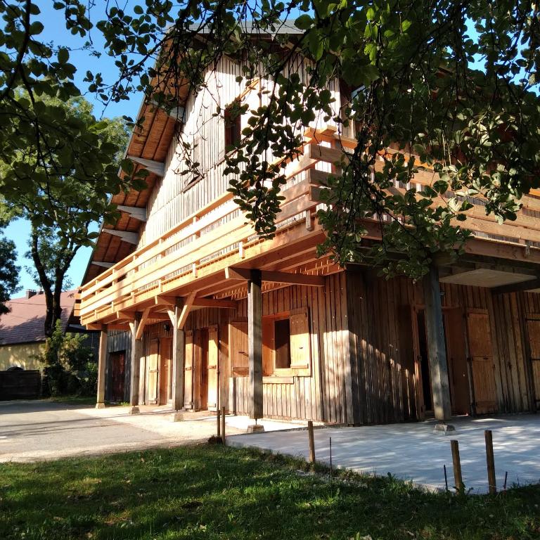 un bâtiment en construction avec des arbres au premier plan dans l'établissement LES DAMES DE LA SAUGIAT, à Le Fied