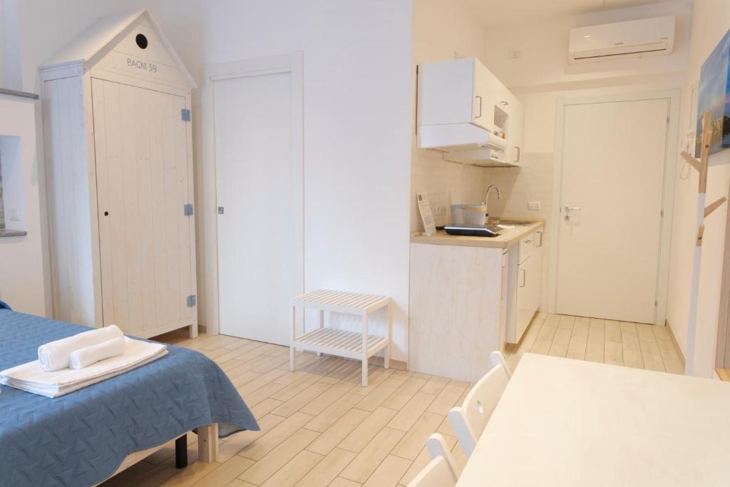 Łóżko lub łóżka w pokoju w obiekcie Porto d'aMare - Rooms