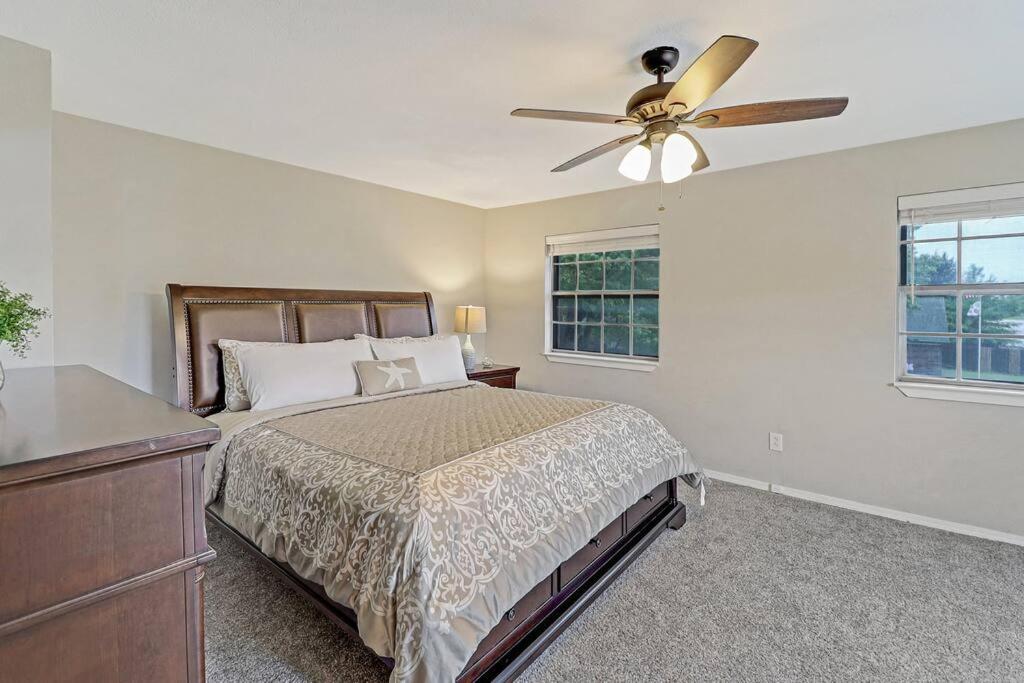1 dormitorio con 1 cama y ventilador de techo en cozy house Saginaw TX 3BR 2BA Sleeps 10 just 12 minutes downtown fort worth, en Saginaw