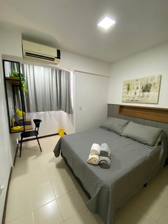 Un dormitorio con una cama con dos pares de zapatos. en Studio charmoso e aconchegante, en Brasilia