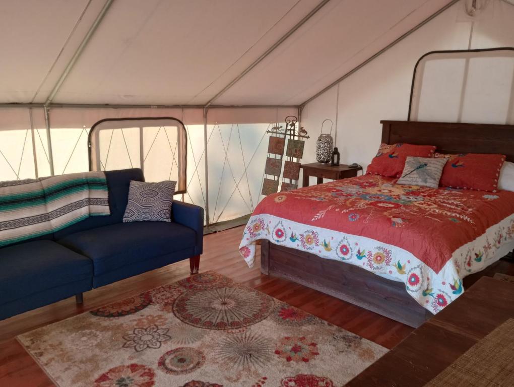 Postel nebo postele na pokoji v ubytování Cozy Glamp Tents at Wildland Gardens