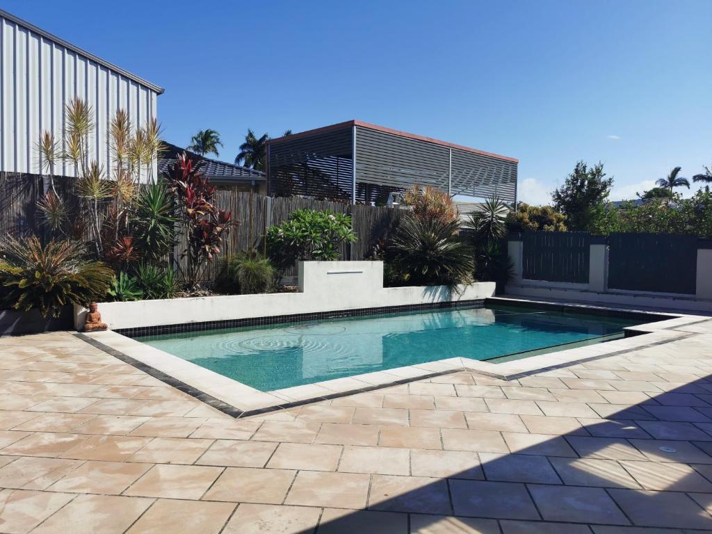 a swimming pool in the middle of a yard at Eight Mile Plains House in Brisbane