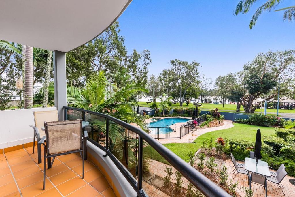 Apartamento con balcón con vistas a la piscina. en 7 Como Noosa, en Noosaville