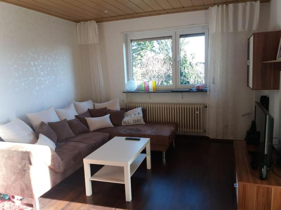 ein Wohnzimmer mit einem Sofa und einem Tisch in der Unterkunft Gemütliche, helle Wohnung im Luftkurort Dansenberg in Kaiserslautern