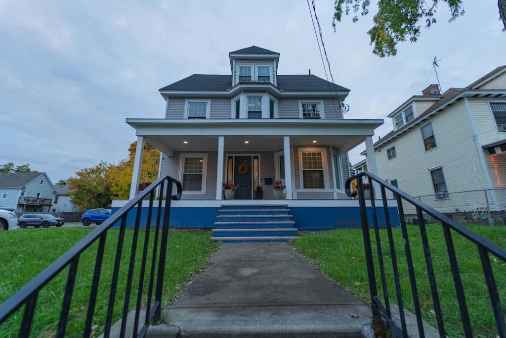 uma casa com um portão em frente em Modern, Luxury 2 Bedroom Apt in Prime Location em Schenectady