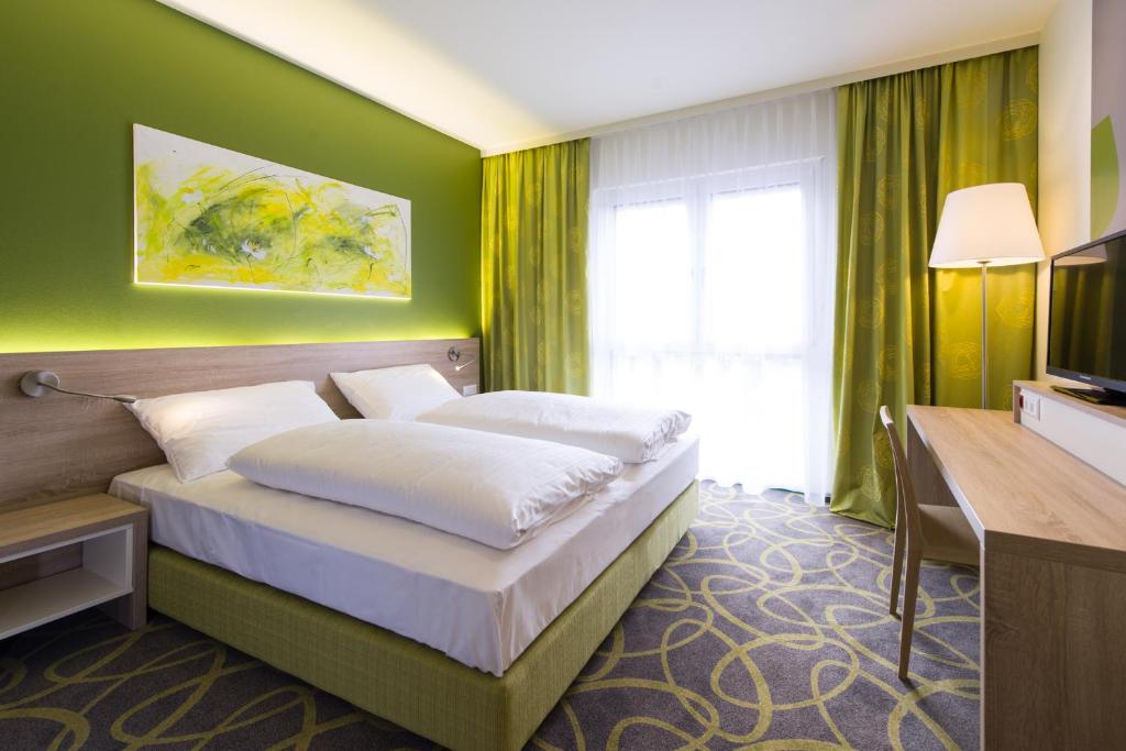 グンポルツキルヒェンにあるGasthof Kellerのベッドとテレビが備わるホテルルームです。