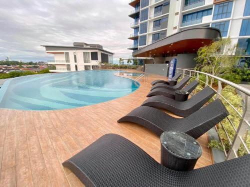una piscina en el balcón de un edificio en Hanns&FreeWiFi&Washer&Parking &Pool&Sauna&Sunshine Comfort Homstay2 en Sibu