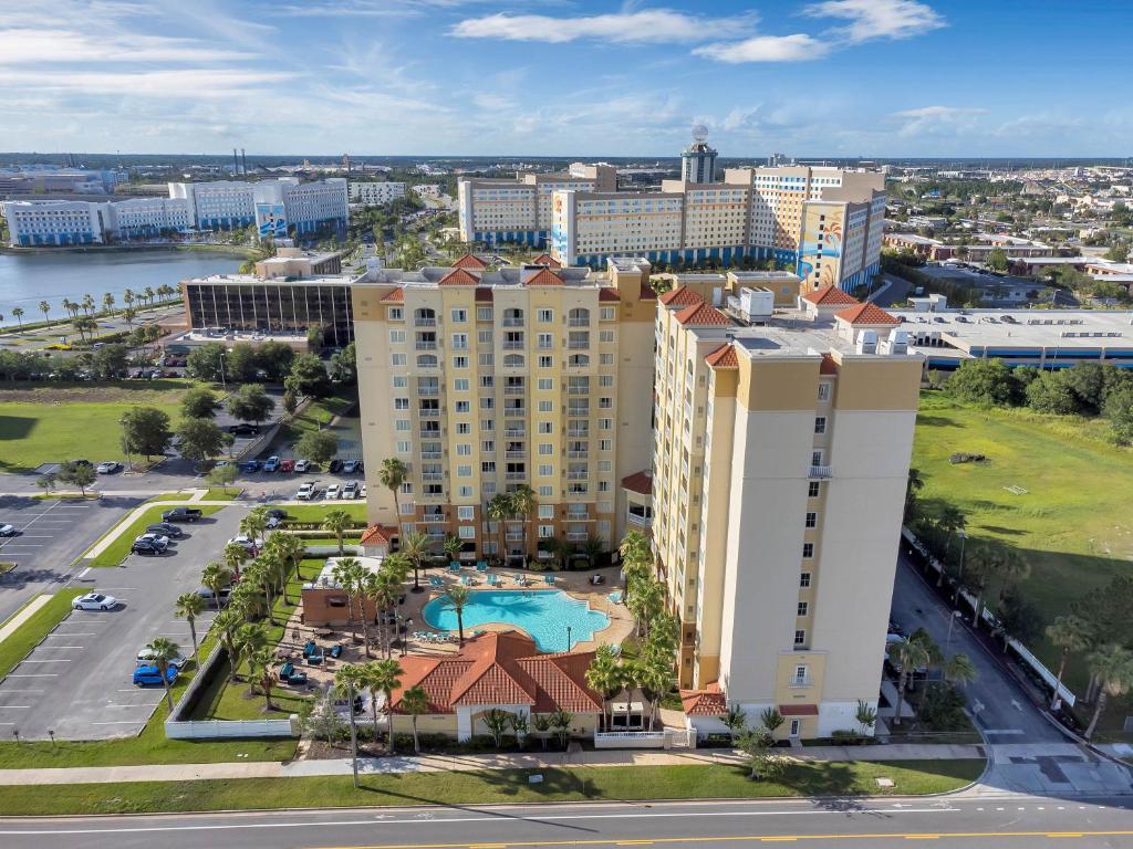 een luchtzicht op een resort met een zwembad bij The Point, Lux Apartment 4 min from Universal in Orlando