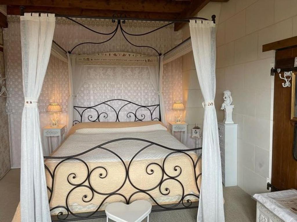 瓦朗賽的住宿－Guestroom Valençay, 2 pièces, 4 personnes - FR-1-591-392，卧室配有一张带白色窗帘的大床