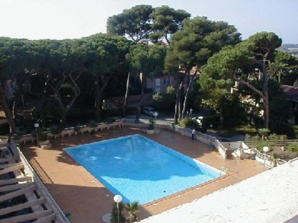 Studio Cabine à Hyères : piscine, proche port, plages et aéroport, parking inclus