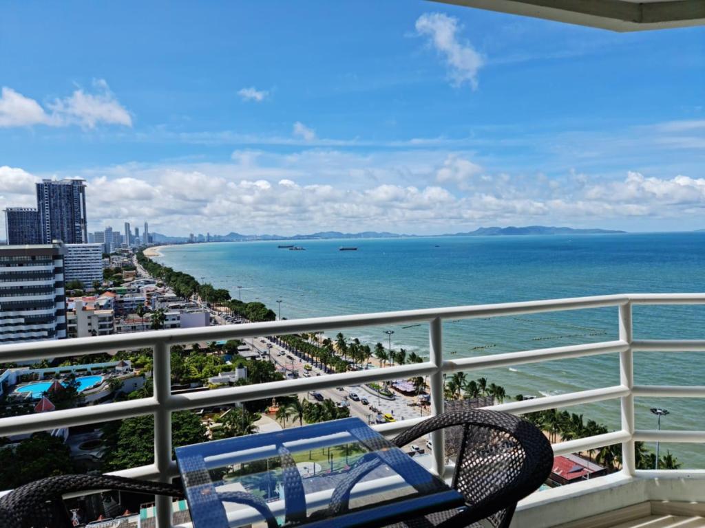 balcón con vistas a la playa y al océano en View Talay Condominium by Vlad Property en Pattaya South