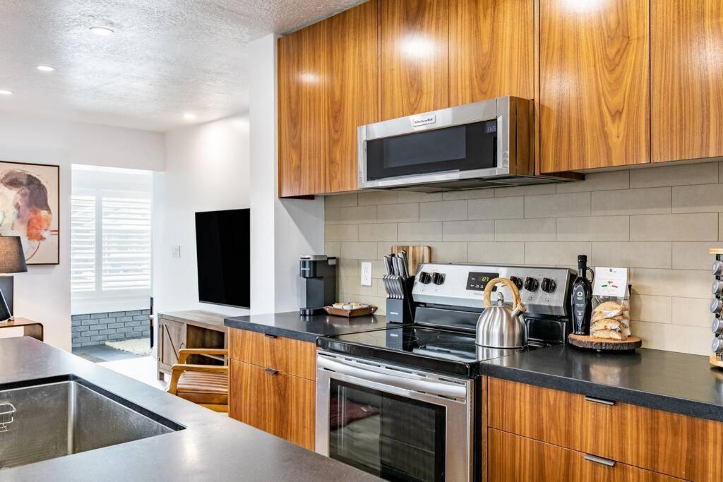 Modern Rustic Stay with Hot Tub near Downtown - Casa De Dos Dormitorios