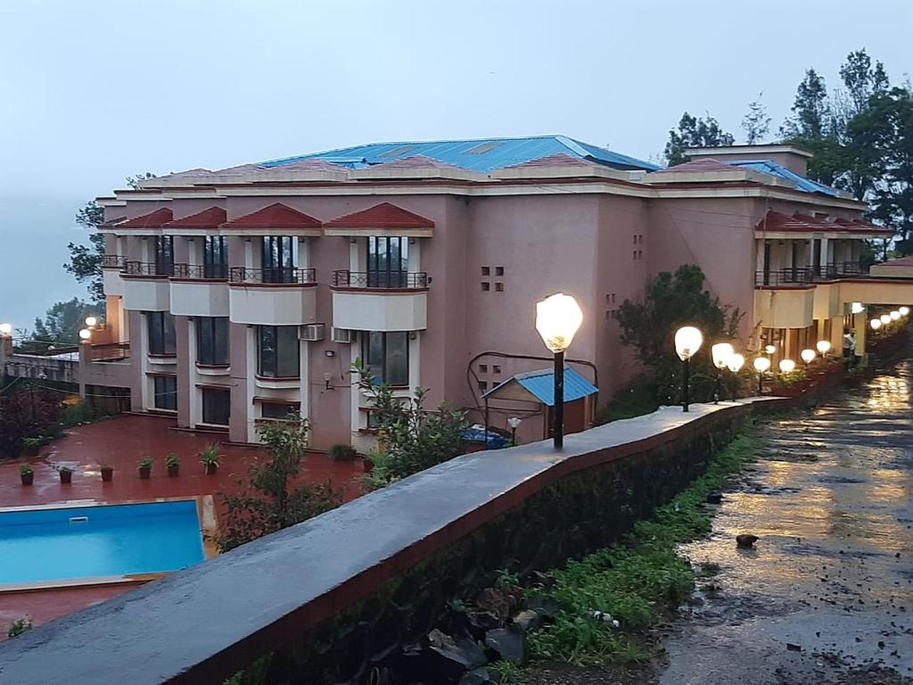 Bazén v ubytování The Dhanhills - a valley view hotel in panchgani nebo v jeho okolí