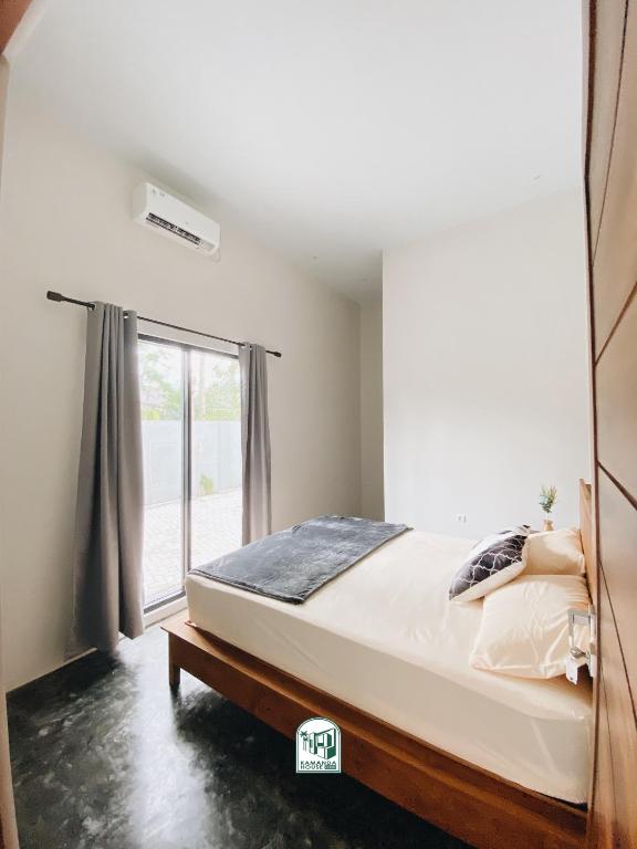 Postel nebo postele na pokoji v ubytování Kmanda House