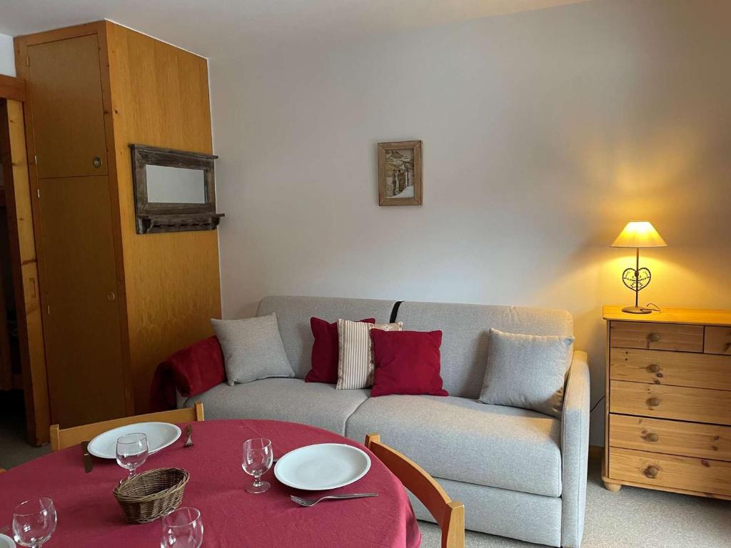 uma sala de estar com um sofá e uma mesa em Appartement Méribel, 1 pièce, 4 personnes - FR-1-180-333 em Méribel