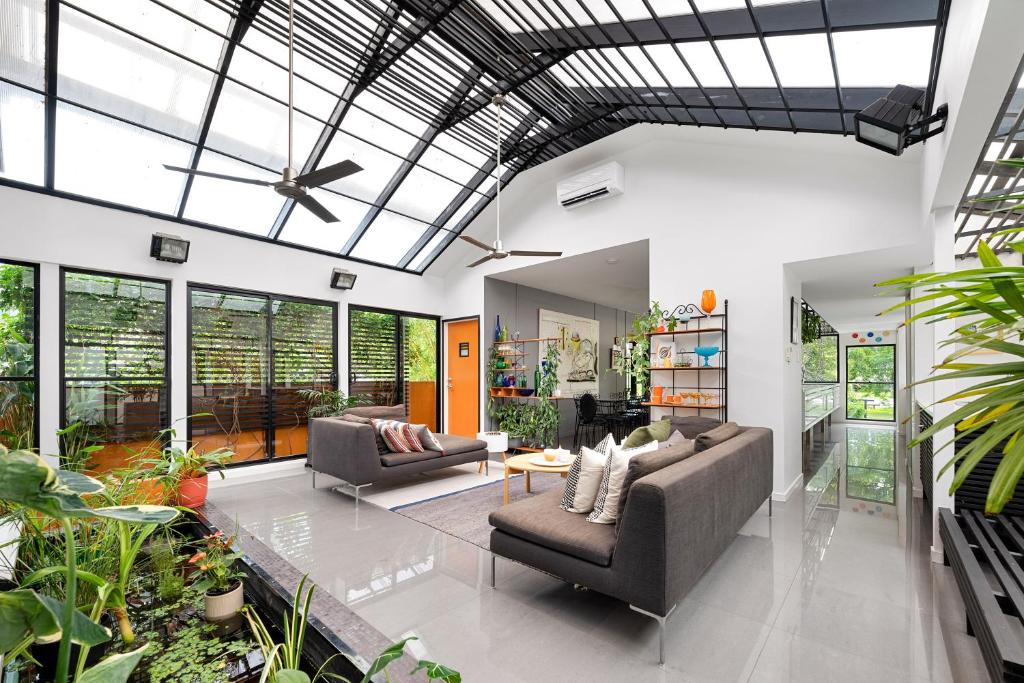 uma sala cheia de móveis e muitas plantas em Fairfield Palace em Brisbane
