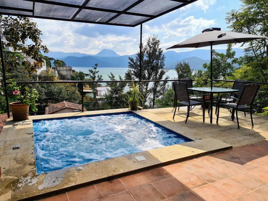 Casa con jacuzzi y vista al lago! tesisinde veya buraya yakın yüzme havuzu