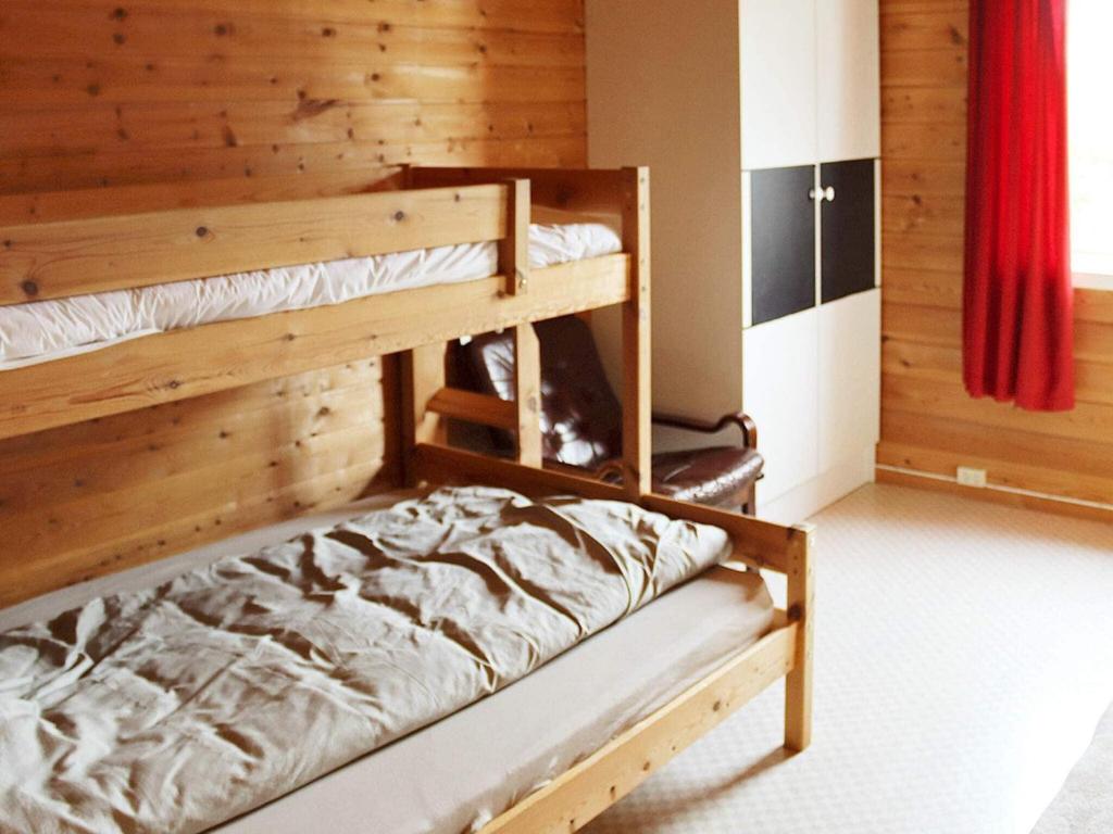 Postel nebo postele na pokoji v ubytování Five-Bedroom Holiday home in Kvenvær