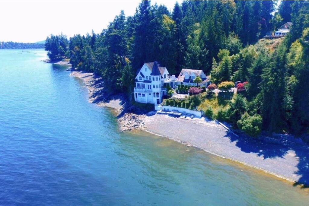 una vista aérea de una casa en una isla en el agua en Vancouver Castle Waterfront with hot tub beach downtown, en Chemainus