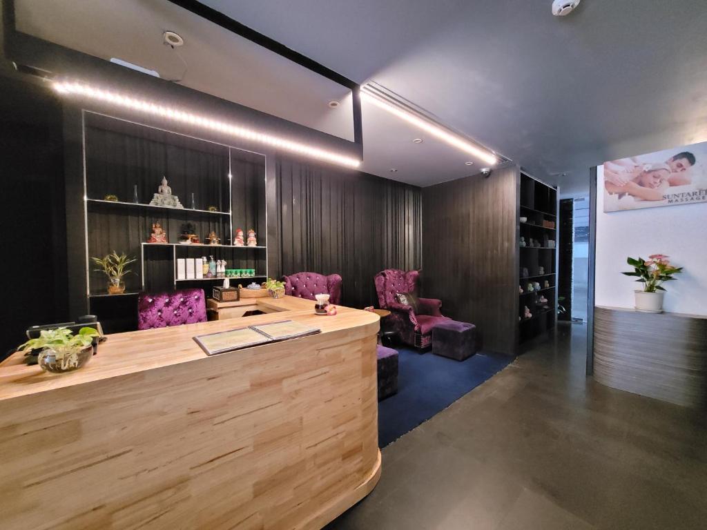 พื้นที่นั่งเล่นของ Citrus Sukhumvit 13 Nana Bangkok by Compass Hospitality - Newly Renovated