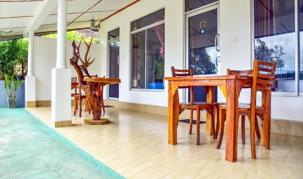 Bazén v ubytování Ella Nimal Nest Inn nebo v jeho okolí