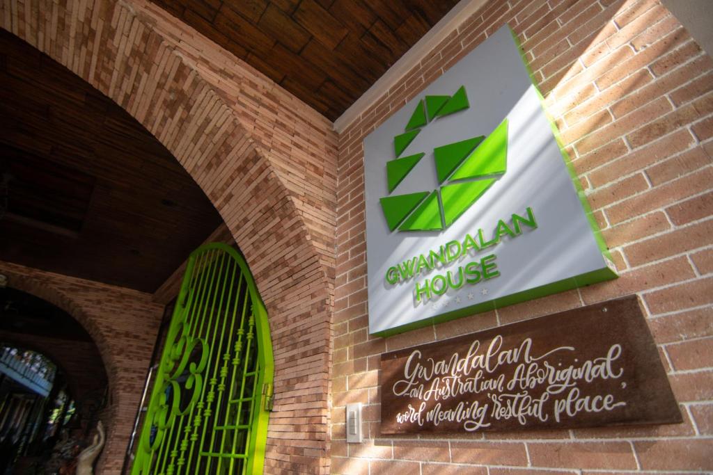 Certifikát, hodnocení, plakát nebo jiný dokument vystavený v ubytování Gwandalan House