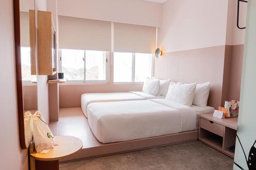 Postel nebo postele na pokoji v ubytování Kotta Hotel Semarang