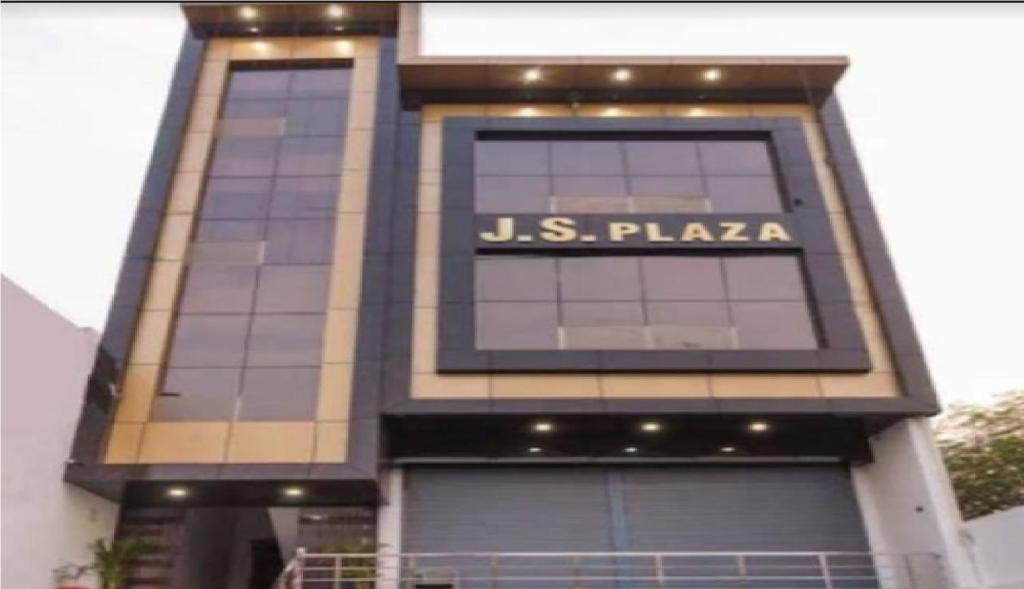 un edificio con las palabras "pizza" en él en Hotel J.S. Plaza By WB Inn, en Agra