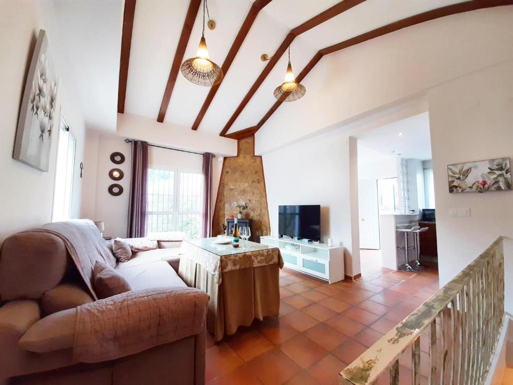sala de estar con sofá y mesa en Casa Rural Arrebol, en Aracena