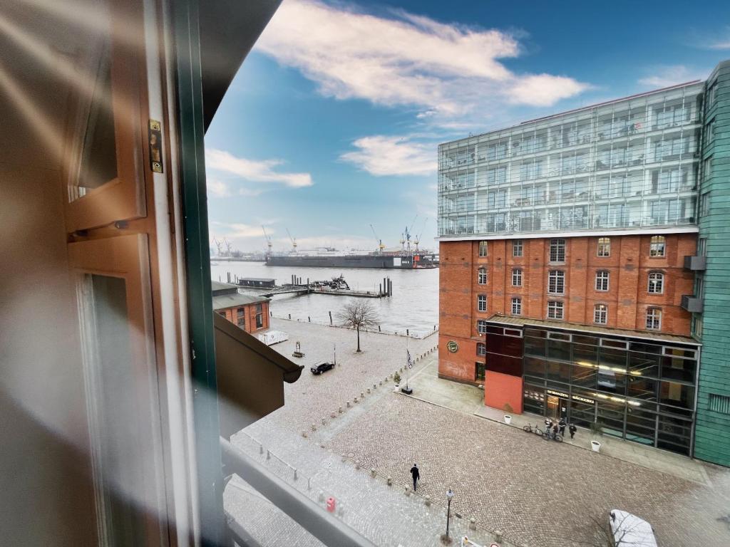 a view of a city from a window of a building at LOFT-Panoramablick-HAFEN & ELBE! in Hamburg