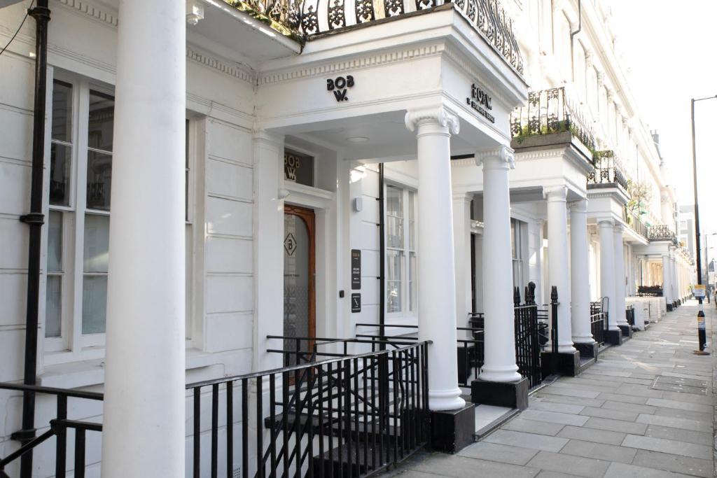 倫敦的住宿－Bob W Hyde Park，街道上一排有柱子的白色建筑