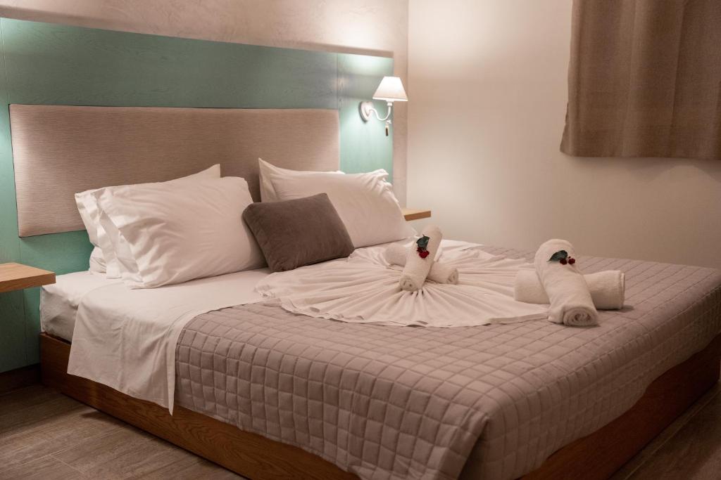 sypialnia z łóżkiem z dwoma pluszakami w obiekcie Sea and city apartments w mieście Kos