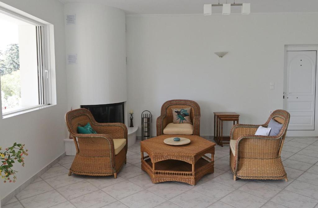 Posedenie v ubytovaní Superior Beachfront Apartment in Aghios Emilianos - Porto Heli