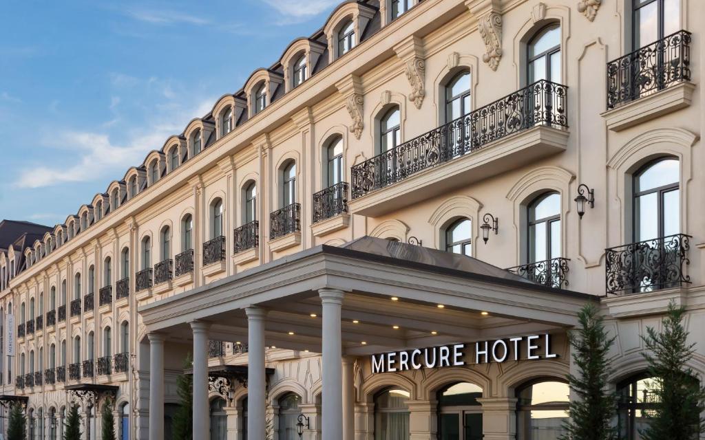 eine Ausstellung des Reverie Hotels in Paris in der Unterkunft Mercure Tashkent in Taschkent
