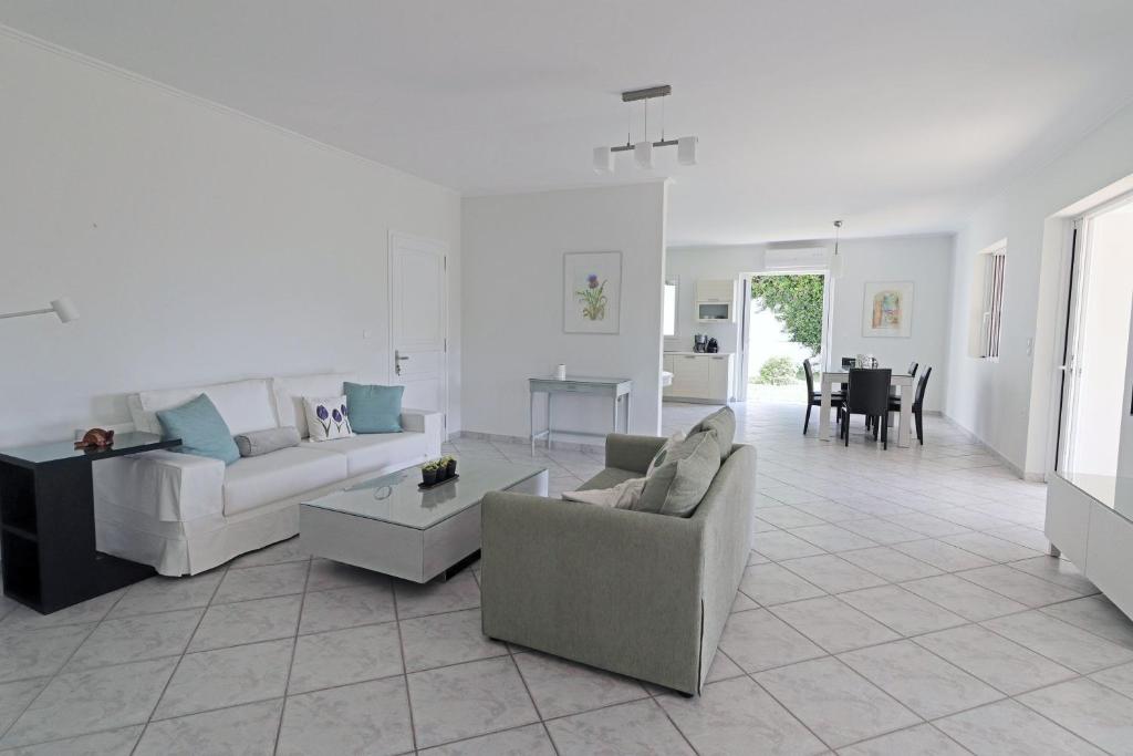 Posedenie v ubytovaní Superior Beachfront Apartment in Aghios Emilianos - Porto Heli