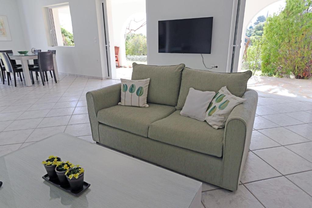 Posedenie v ubytovaní Superior Beachfront Apartment in Aghios Emilianos - Porto Heli