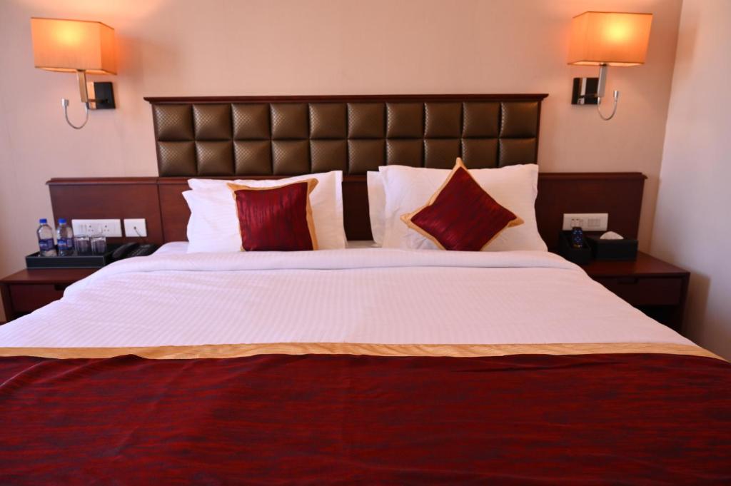 Postel nebo postele na pokoji v ubytování Raaj Bhaavan Clarks Inn Chennai