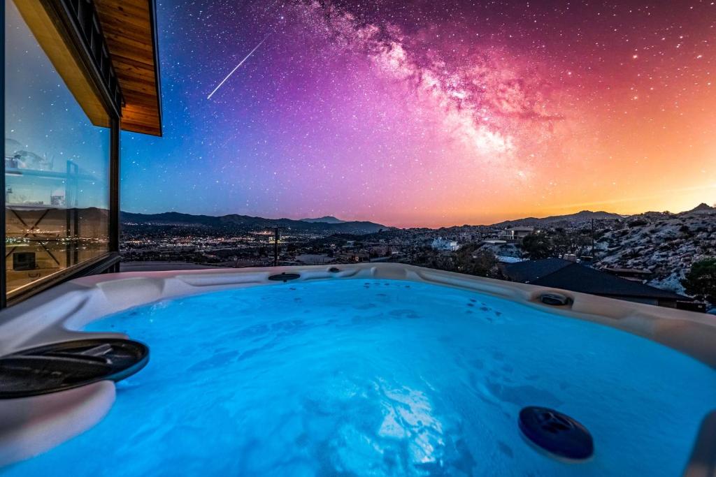 Bazén v ubytovaní Loft Ledge - Modern Desert Oasis with Hot Tub and Incredible End home alebo v jeho blízkosti