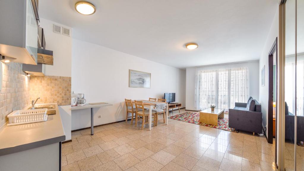 Kuchyňa alebo kuchynka v ubytovaní Apartamenty Sun & Snow Marea