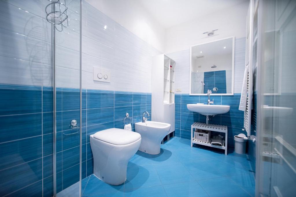 A bathroom at Re Migio Apartment with Terrace and Lift