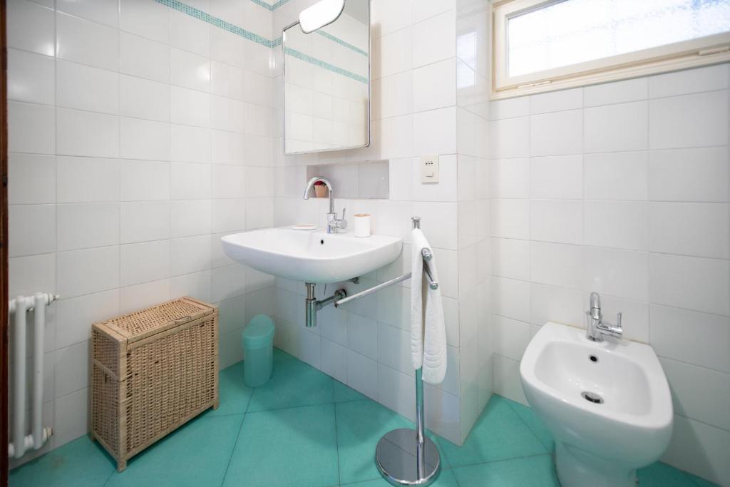 A bathroom at Re Migio Apartment with Terrace and Lift