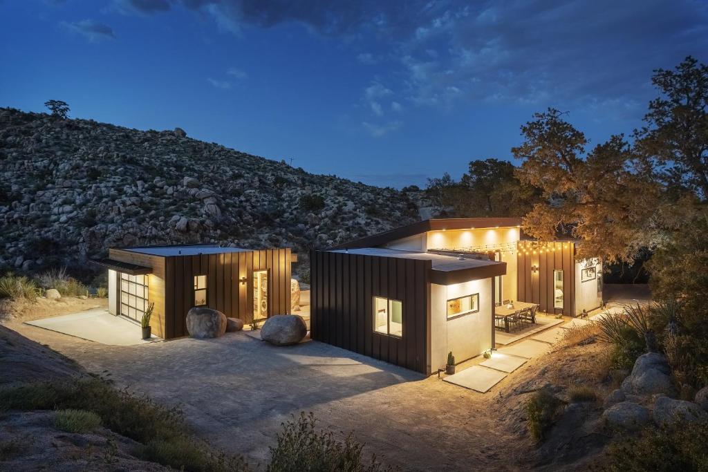 una casa en medio de un desierto por la noche en A Little Tish - Secluded Stargazers Getaway home, en Yucca Valley