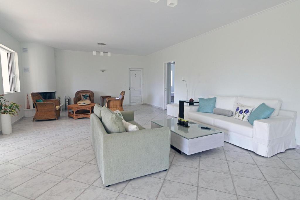 Posedenie v ubytovaní Superior Beachfront Apartment in Aghios Emilianos - Porto Heli