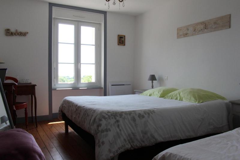 サン・ジャン・ル・トマにある" L' Abri cotier "のベッドルーム1室(ベッド2台、窓付)