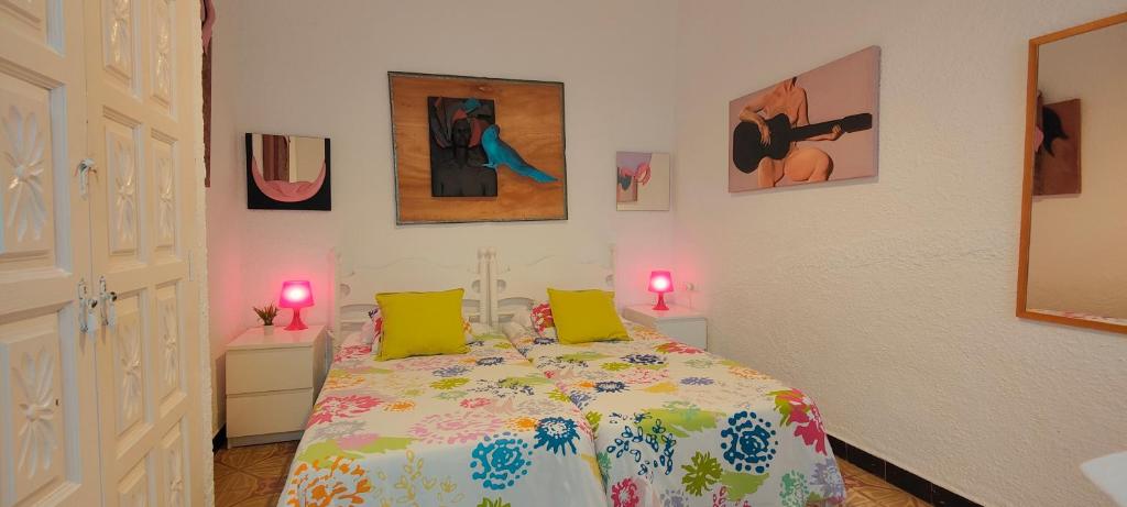 Posteľ alebo postele v izbe v ubytovaní CASA CON JARDÍN A 35 METROS DE LA PLAYA. BR.