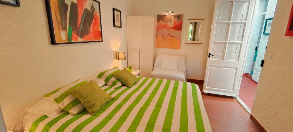 Posteľ alebo postele v izbe v ubytovaní CASA CON JARDÍN A 35 METROS DE LA PLAYA. BR.