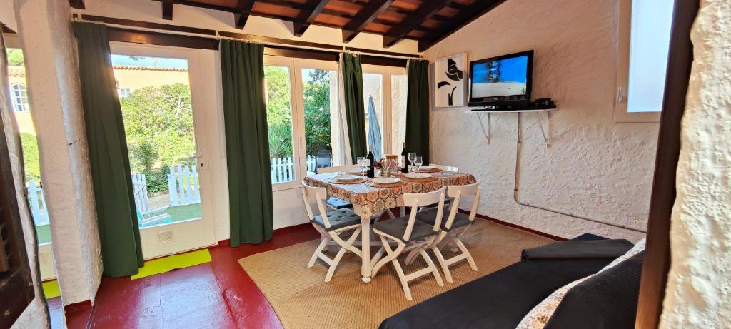 Televízia a/alebo spoločenská miestnosť v ubytovaní CASA CON JARDÍN A 35 METROS DE LA PLAYA. BR.