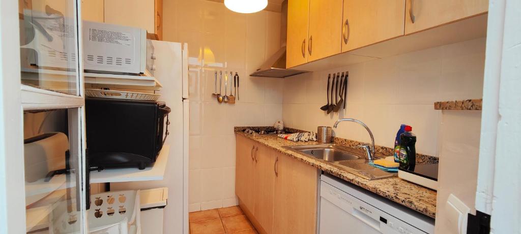 Kuchyňa alebo kuchynka v ubytovaní CASA CON JARDÍN A 35 METROS DE LA PLAYA. BR.