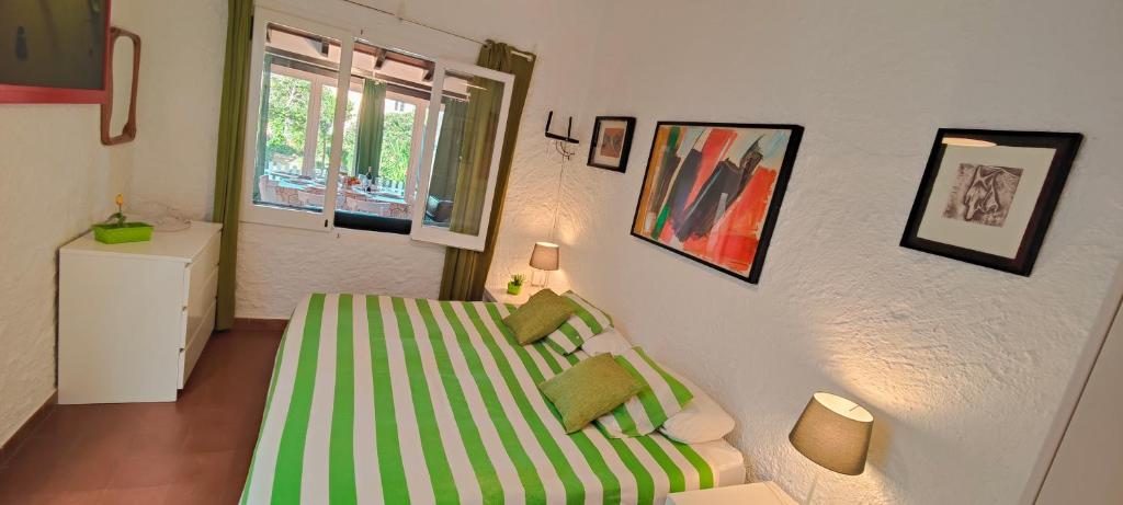 Posteľ alebo postele v izbe v ubytovaní CASA CON JARDÍN A 35 METROS DE LA PLAYA. BR.