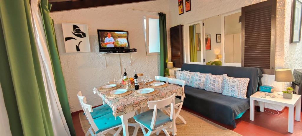 Posedenie v ubytovaní CASA CON JARDÍN A 35 METROS DE LA PLAYA. BR.